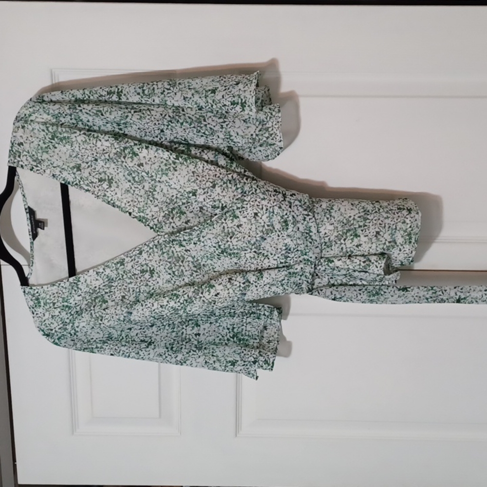 🌷Lovely wrap blouse